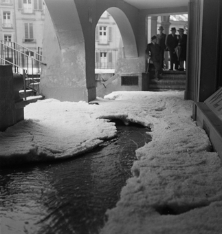 Hagel in der Junkerngasse infolge Hagelunwetter vom 23.5.1950, Passanten auf Treppe