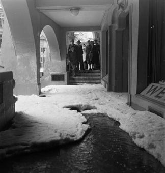 Hagel in der Junkerngasse infolge Hagelunwetter vom 23.5.1950, Passanten auf Treppe