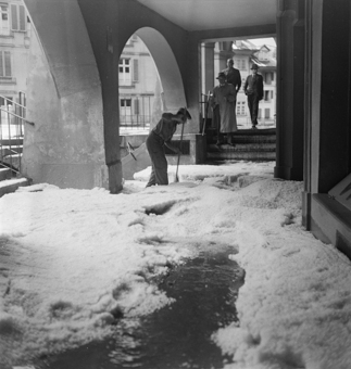 Räumungsarbeiten im Laubengang Junkerngasse anlässlich des Hagelunwetters vom 23.5.1950