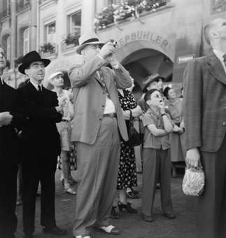 Touristen beim Zeitglockenturm neben Haus Kramgasse 85 (Confection Lingeries Zuberbühler) 