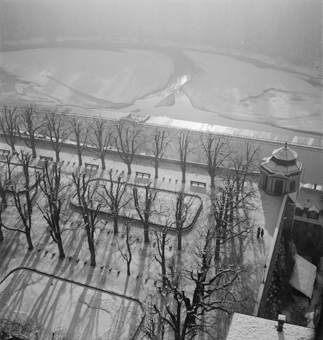 Blick von oben auf die verschneite Plattform und auf die Aare mit Schwellen und Kiesbänken