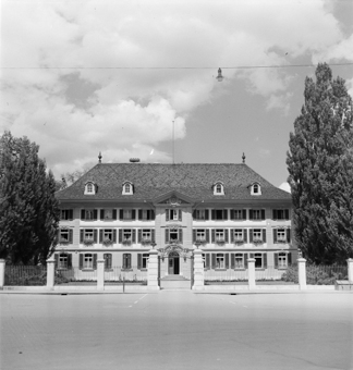 Polizeigebäude, Sitz von Kantonspolizei und Stadtpolizei (Schild «Stadtpolizei»). Zwei Fahrräder vor dem Gebäude. Ehemaliges Waisenhaus