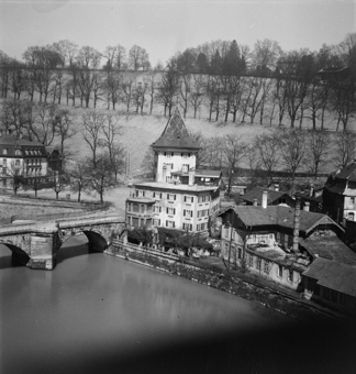 Blick von der Nydeggbrücke auf Aare, Untertorbrücke, Felsenburg. Haus neben Felsenburg mit Terrasse und hohem Kamin. Im Hintergrund der Aargauerstalden, zuoberst der Rosengarten