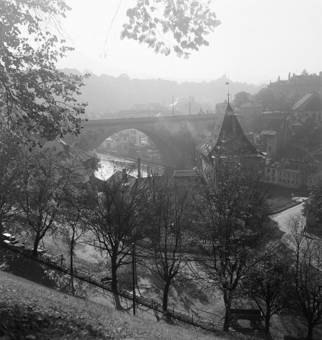 Blick vom Aargauerstalden auf Felsenburg und Nydeggbrücke. Unten der Platz beim Klösterlistutz, rechts die Untertorbrücke
