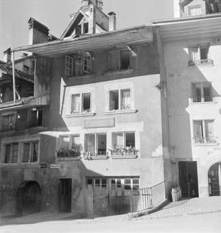 Haus Nydeggstalden 1: «DER BURGER HUS», das älteste Rathaus der Stadt Bern. An der Ecke des Hauses  das Einschussloch vom Stecklikrieg und Gedenktafel. Haus Nydeggstalden 3 mit Milchladen, davor drei Milchkannen