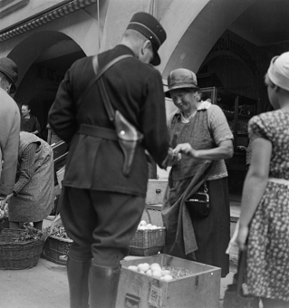 Marktstand mit Polizist, Bern