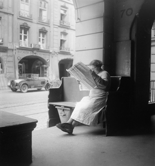 Frau beim Zeitunglesen an der Kramgasse, Bern