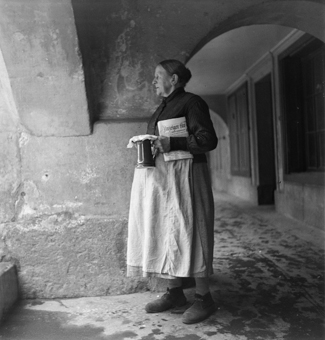 Frau mit Zeitung und Teekrug im Mattequartier, Bern