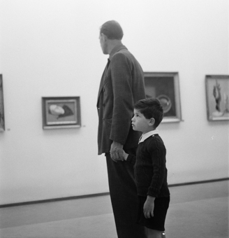 Mann und Kind im Kunstmuseum, Bern