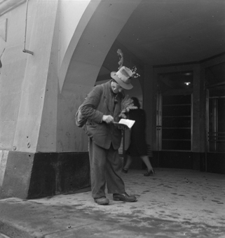 Mann mit Hut und Tannenzweigen, Berner Altstadt