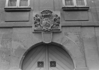 Wappen mit 2 Löwen über Torbogen eines Eingangstores