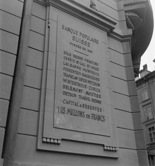Schild der Schweizerischen Volksbank  «Banque Populaire Suisse» mit Standorten und Kapital, an der Sandsteinfassade Haus Christoffelgasse 6