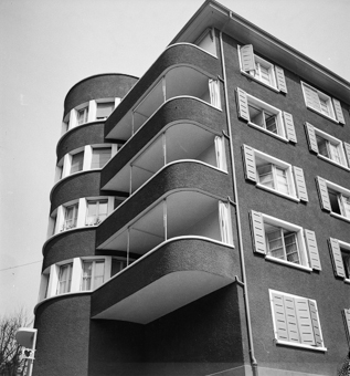 Wohnhaus mit Balkonen und rundem Anbau, Bern