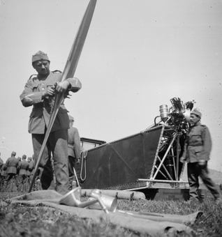 Soldaten bei der Arbeit an Flugzeug