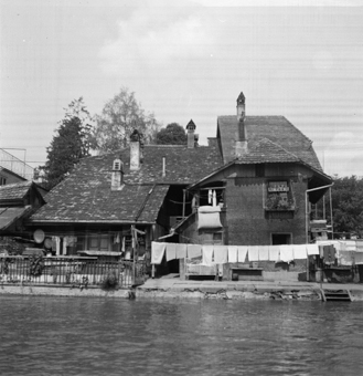 Holzhaus an der Aare