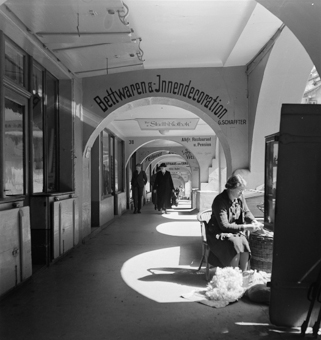 Frau bei der Arbeit mit Wolle in der Kesslergasse, Bern