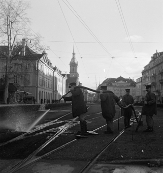 Tramschienen-Reinigung auf dem Bubenbergplatz, Bern