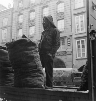 Kohlenlieferant mit Kohlensäcken, Altstadt Bern