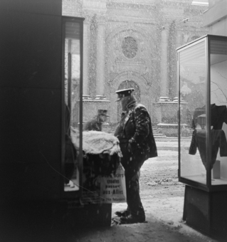 Zeitungsverkäufer mit Verkaufsstand im Winter, Bahnhofplatz Bern