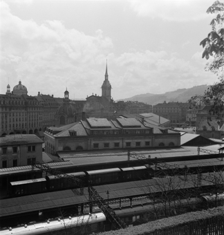 Hauptbahnhof mit Bahnhofsgebäude und Zugperrons, Bern