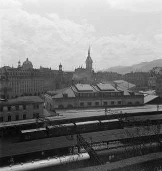 Hauptbahnhof mit Bahnhofsgebäude und Zugperrons, Bern