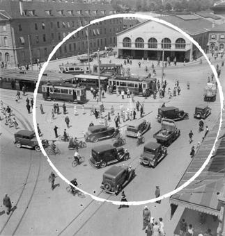 Bahnhofplatz mit Tramhaltestelle und Autoverkehr, Bern