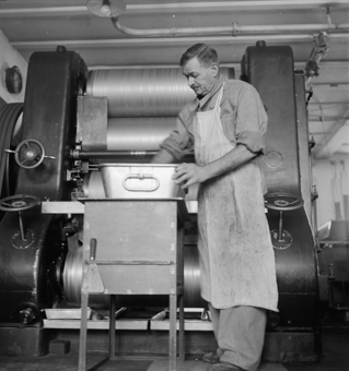 Arbeiter mit Maschine, einer Art Walze