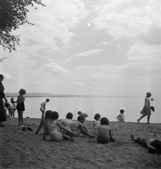 Kinder am Ufer des Neuenburgersees