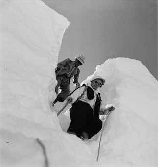 Zwei Bergsteiger im Schnee