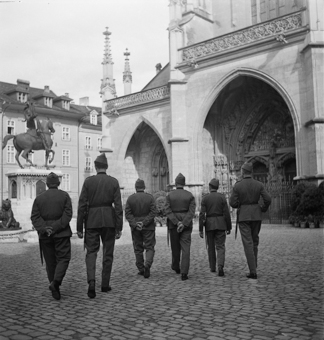 Soldaten auf dem Münsterplatz, Bern