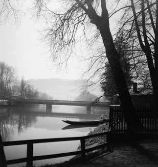 Aare mit Dalmazibrücke, diese war bis 1958 eine Eisenbrücke mit Eisengeländer, im Vordergrund ein Pontonier-Boot, im Hintergrund der Gurten