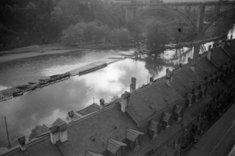 Blick von der Münsterplattform auf Aare mit Schwellen, Wohnhäuser der Badgasse und die Kirchenfeldbrücke