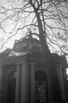 Westlicher Pavillon auf der Münsterplattform, davor Stand mit Postkarten