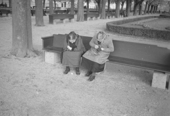 Zwei Frauen auf Bank der Münsterplattform, Bern