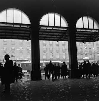 Blick aus der Bahnhofhalle auf den Bahnhofplatz, Bern