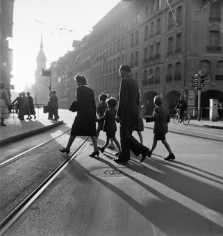 Familie beim Überqueren der Strasse Richtung Bärenplatz, Bern