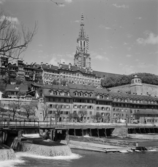 Aare mit Schwellen, Aarstrasse und Münster, Bern