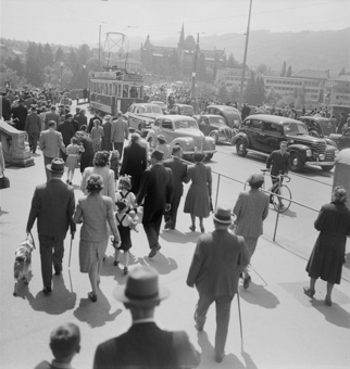 Kirchenfeldbrücke mit vielen Leuten und Autos, Bern