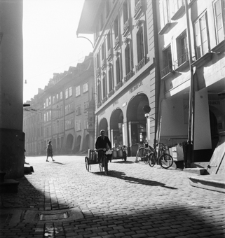 Radfahrer mit Anhänger im Zibelegässli, Bern