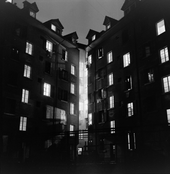 Innenhof Wohnhäuser in der Nacht, Bern