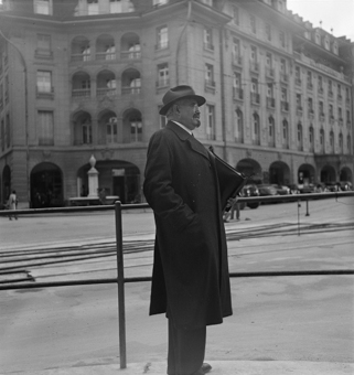 Bahnhofplatz mit Hotel Schweizerhof, Bern