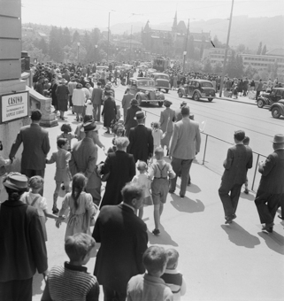Kirchenfeldbrücke mit sehr vielen Leuten und Autos, Bern