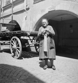 Frau mit Strickarbeit unterwegs im Mattequartie, Bern