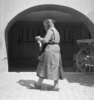 Frau mit Strickarbeit, Mattequartier Bern