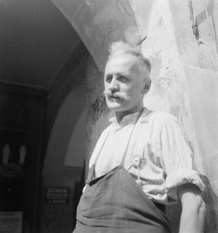 Mann mit Arbeitsschürze, Altstadt Bern