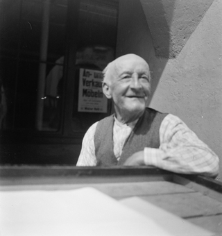 Älterer Mann mit Holzwagen, Altstadt Bern