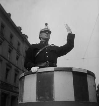 Verkehrspolizist in Kanzel am Bubenbergplatz Bern