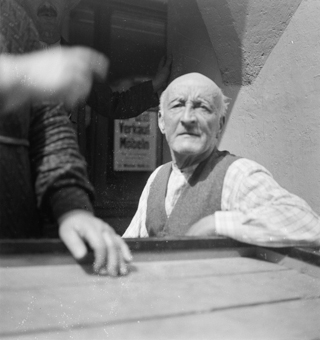 Älterer Mann mit Holzwagen, Altstadt Bern