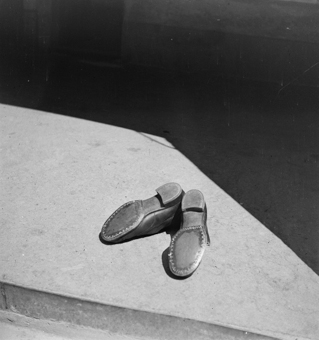 Neu zu besohlende Schuhe, vermutlich an der Sonne zur Trocknung