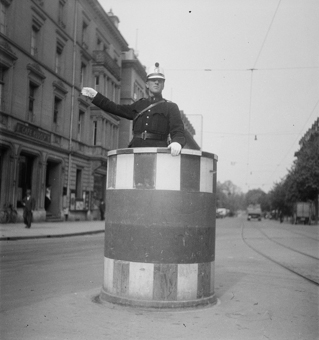 Verkehrspolizist in Kanzel, im Hintergrund Gebäude mit Cafe Rudolf, rechts die Laupenstrasse Richtung Westen